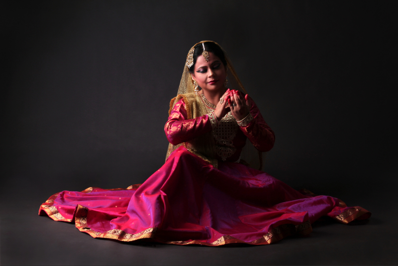East-West Fusion — Seamless creative collaboration presenting Kathak movements paired with contemporary rhythms.
