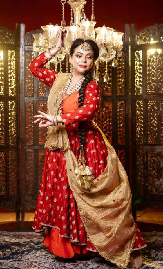 Nayanika Ghosh performing classical Kathak on stage